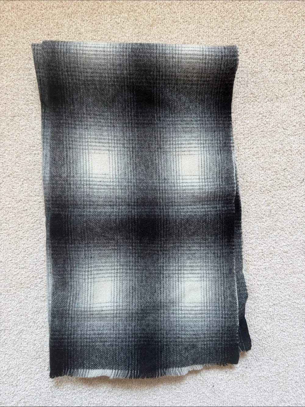 NWT Banana Republic Neutral Plaid Scarf black/grey